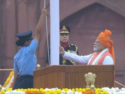 modi hoists national flag
