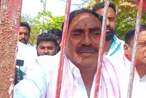 errabelli dayakar rao gets emotional