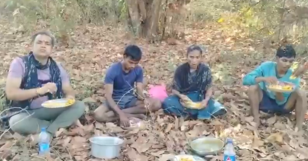 police maoists eat together in kanker