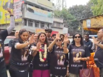 parents celebrates duaghter's divorce