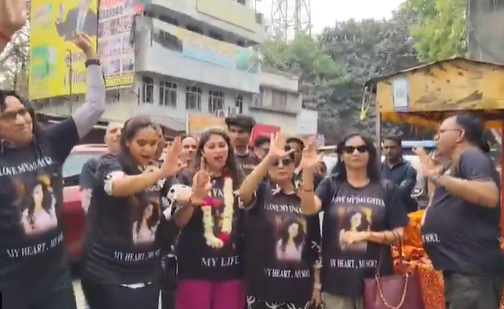 parents celebrates duaghter's divorce