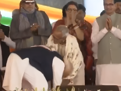 modi touches feet of an old man